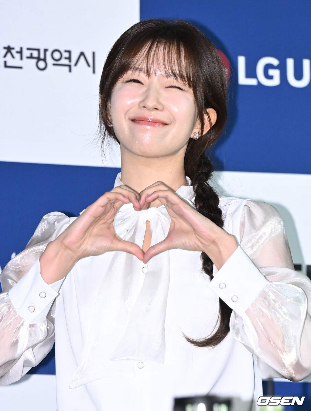 청룡시리즈어워즈 핸드프리팅 행사가 25일 오전 서울 영등포구 CGV 여의도에서 열렸다.이날 행사에는 이번 행사에는 2024년 7월에 열린 제3회 청룡시리즈어워즈 드라마 부문 수상자 임시완, 박보영, 안재홍, 금해나, 이정하, 고윤정과 예능 부문 수상자 신동엽, 장도연, 곽준빈, 윤가이가 참석했다.배우 윤가이가 포즈를 취하고 있다. 2025.06.25 /cej@osen.co.kr