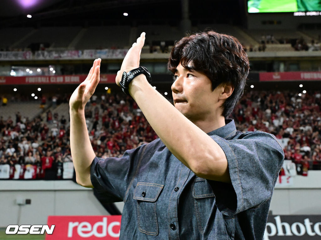 기성용 이적 사가'로 인해 관심이 집중된 FC 서울과 포항 스틸러스의 맞대결은 서울의 완승으로 끝났다. 서울은 29일 서울월드컵경기장에서 열린 하나은행 K리그 1 2025 21라운드 포항 스틸러스와 맞대결서 4-1로 승리했다. 경기 종료 후 포항 기성용이 관중에게 인사하고 있다. 2025.06.29 / ksl0919@osen.co.kr