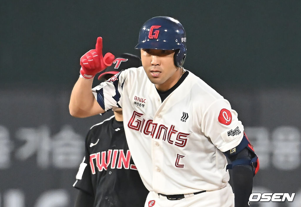 3일 부산 사직야구장에서 2025 신한 SOL 뱅크 KBO 리그 롯데 자이언츠와 LG 트윈스의 경기가 열렸다. 홈팀 롯데는 이민석이, 방문팀 LG는 손주영이 선발 출전했다.롯데 자이언츠 전준우가 8회말 1사 만루 좌익수 왼쪽 2타점 2루타를 치고 세리머니를 하고 있다. 2025.07.03 / foto0307@osen.co.kr