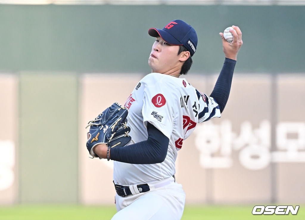 3일 부산 사직야구장에서 2025 신한 SOL 뱅크 KBO 리그 롯데 자이언츠와 LG 트윈스의 경기가 열렸다. 홈팀 롯데는 이민석이, 방문팀 LG는 손주영이 선발 출전했다.롯데 자이언츠 선발 투수 이민석이 역투하고 있다. 2025.07.03 / foto0307@osen.co.kr