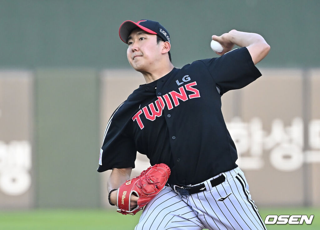 3일 부산 사직야구장에서 2025 신한 SOL 뱅크 KBO 리그 롯데 자이언츠와 LG 트윈스의 경기가 열렸다. 홈팀 롯데는 이민석이, 방문팀 LG는 손주영이 선발 출전했다.LG 트윈스 선발 투수 손주영이 역투하고 있다. 2025.07.03 / foto0307@osen.co.kr