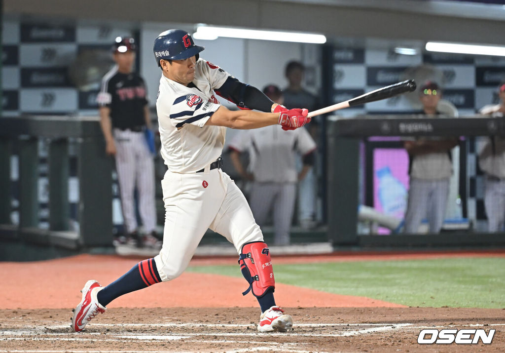 3일 부산 사직야구장에서 2025 신한 SOL 뱅크 KBO 리그 롯데 자이언츠와 LG 트윈스의 경기가 열렸다. 홈팀 롯데는 이민석이, 방문팀 LG는 손주영이 선발 출전했다.롯데 자이언츠 전준우가 8회말 1사 만루 좌익수 왼쪽 2타점 2루타를 치고 있다. 2025.07.03 / foto0307@osen.co.kr