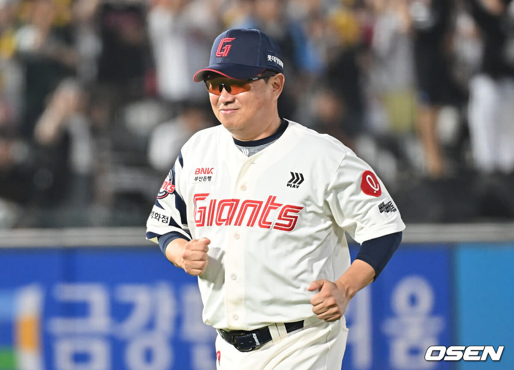 3일 부산 사직야구장에서 2025 신한 SOL 뱅크 KBO 리그 롯데 자이언츠와 LG 트윈스의 경기가 열렸다. 홈팀 롯데는 이민석이, 방문팀 LG는 손주영이 선발 출전했다.롯데 자이언츠 김태형 감독이 9회초 1사 1루 마운드에 올라 김원중, 정보근과 얘기를 나누고 들어가고 있다. 2025.07.03 / foto0307@osen.co.kr