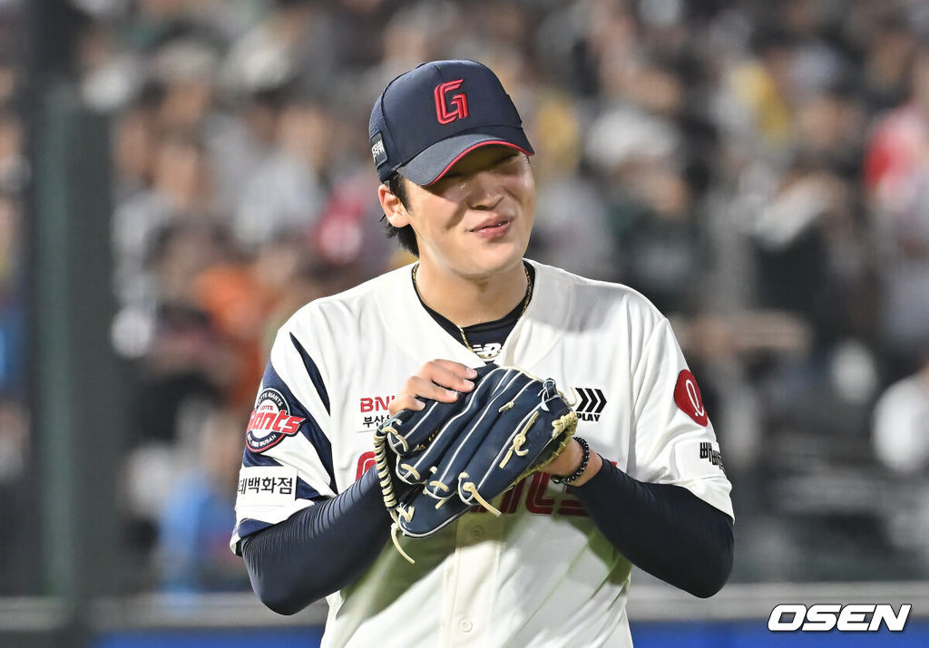 3일 부산 사직야구장에서 2025 신한 SOL 뱅크 KBO 리그 롯데 자이언츠와 LG 트윈스의 경기가 열렸다. 홈팀 롯데는 이민석이, 방문팀 LG는 손주영이 선발 출전했다.롯데 자이언츠 선발 투수 이민석이 6회초 2사 1루 LG 트윈스 박동원을 3루 땅볼로 잡고 기뻐하고 있다. 2025.07.03 / foto0307@osen.co.kr