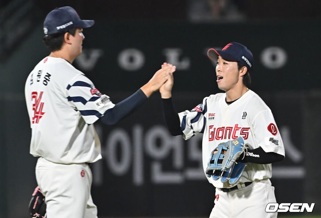 3일 부산 사직야구장에서 2025 신한 SOL 뱅크 KBO 리그 롯데 자이언츠와 LG 트윈스의 경기가 열렸다. 홈팀 롯데는 이민석이, 방문팀 LG는 손주영이 선발 출전했다.롯데 자이언츠 김동혁이 9회초 1사 1,2루 LG 트윈스 천성호의 타구를 잡아 2루 주자까지 잡아 병살 시킨후 승리를 확정짓고 김원중과 기쁨을 나누고 있다. 2025.07.03 / foto0307@osen.co.kr