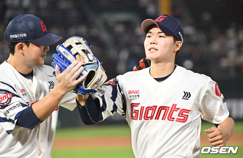 3일 부산 사직야구장에서 2025 신한 SOL 뱅크 KBO 리그 롯데 자이언츠와 LG 트윈스의 경기가 열렸다. 홈팀 롯데는 이민석이, 방문팀 LG는 손주영이 선발 출전했다.롯데 자이언츠 한승현이 7회초 2사 1루 LG 트윈스 박해민의 잘 맞은 타구를 어렵게 잡아 내고 김민성과 하이파이브를 하고 있다. 2025.07.03 / foto0307@osen.co.kr