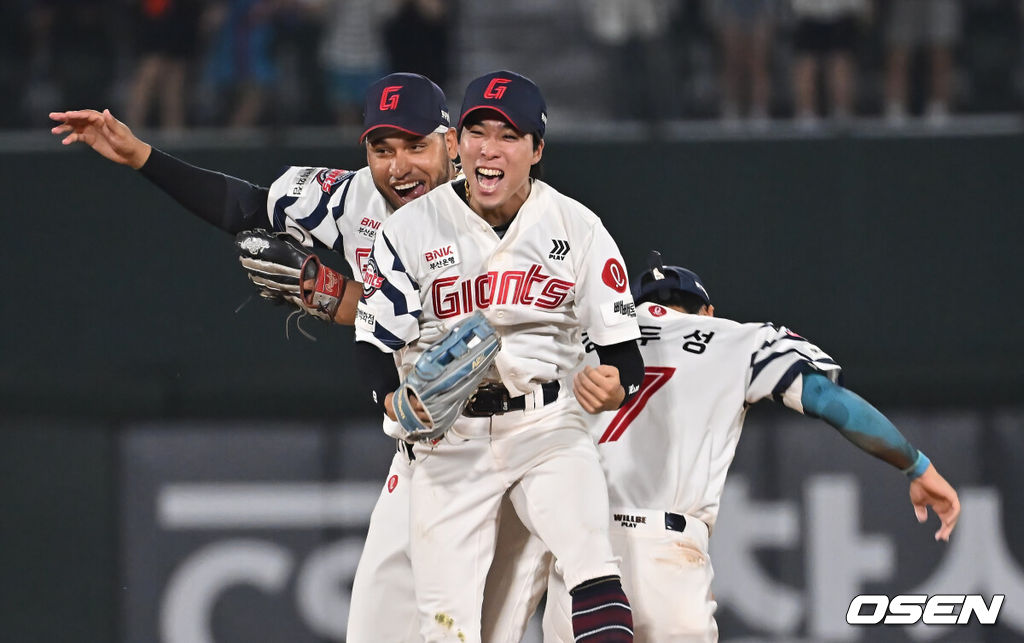 3일 부산 사직야구장에서 2025 신한 SOL 뱅크 KBO 리그 롯데 자이언츠와 LG 트윈스의 경기가 열렸다. 홈팀 롯데는 이민석이, 방문팀 LG는 손주영이 선발 출전했다.롯데 자이언츠 김동혁이 9회초 1사 1,2루 LG 트윈스 천성호의 타구를 잡아 2루 주자까지 잡아 병살 시킨후 승리를 확정짓고 기쁨을 나누고 있다. 2025.07.03 / foto0307@osen.co.kr