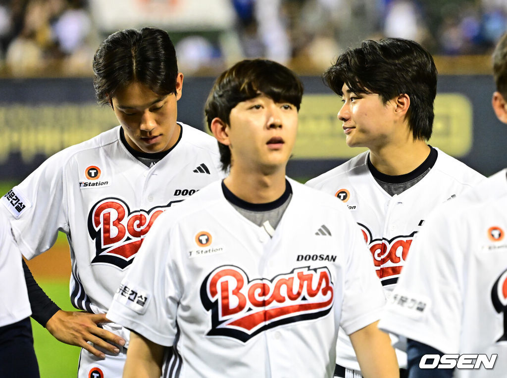 삼성이 마무리 김택연이 인후통에 걸려 휴식한 두산을 상대로 9회 짜릿한 역전 드라마를 썼다. 프로야구 삼성 라이온즈는 3일 서울 잠실구장에서 열린 2025 신한 SOL뱅크 KBO리그 두산 베어스와의 시즌 12차전에서 6-4 대역전승을 거뒀다.삼성은 전날 패배를 설욕하며 주중 3연전을 위닝시리즈로 장식했다. 시즌 41승 1무 40패. 반면 연승에 실패한 두산은 32승 3무 47패가 됐다. 경기를 마치고 두산 박신지, 최지강 등이 패배를 아쉬워하고 있다. 2025.07.03 /jpnews@osen.co.kr