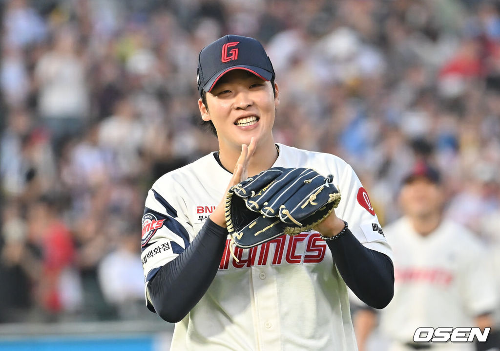 3일 부산 사직야구장에서 2025 신한 SOL 뱅크 KBO 리그 롯데 자이언츠와 LG 트윈스의 경기가 열렸다. 홈팀 롯데는 이민석이, 방문팀 LG는 손주영이 선발 출전했다.롯데 자이언츠 이민석이 4회초 2사 1루 LG 트윈스 천성호의 직선타를 잡은 정훈을 보며 활짝 웃고 있다. 2025.07.03 / foto0307@osen.co.kr