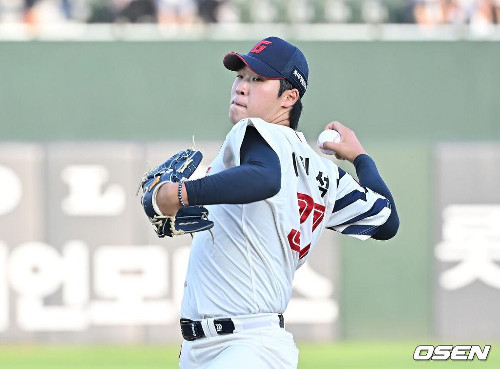 3일 부산 사직야구장에서 2025 신한 SOL 뱅크 KBO 리그 롯데 자이언츠와 LG 트윈스의 경기가 열렸다. 홈팀 롯데는 이민석이, 방문팀 LG는 손주영이 선발 출전했다.롯데 자이언츠 선발 투수 이민석이 역투하고 있다. 2025.07.03 / foto0307@osen.co.kr