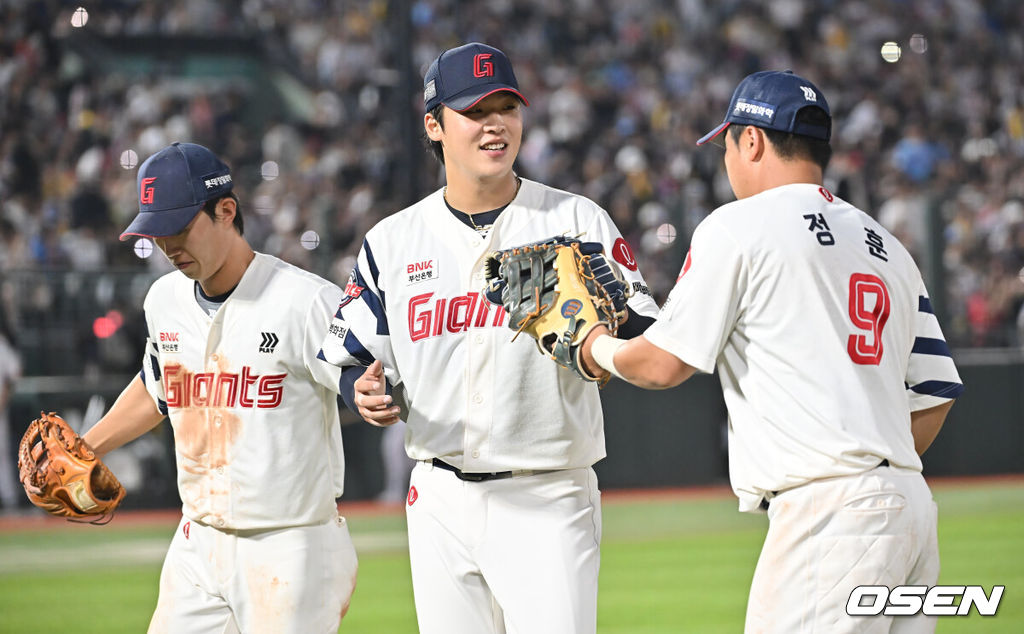 3일 부산 사직야구장에서 2025 신한 SOL 뱅크 KBO 리그 롯데 자이언츠와 LG 트윈스의 경기가 열렸다. 홈팀 롯데는 이민석이, 방문팀 LG는 손주영이 선발 출전했다.롯데 자이언츠 선발 투수 이민석이 6회초 2사 1루 LG 트윈스 박동원을 3루 땅볼로 잡고 정훈과 기쁨을 나누고 있다. 2025.07.03 / foto0307@osen.co.kr