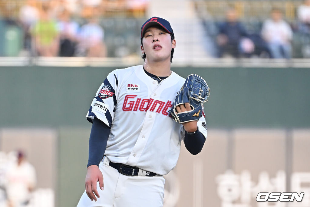 3일 부산 사직야구장에서 2025 신한 SOL 뱅크 KBO 리그 롯데 자이언츠와 LG 트윈스의 경기가 열렸다. 홈팀 롯데는 이민석이, 방문팀 LG는 손주영이 선발 출전했다.롯데 자이언츠 선발 투수 이민석이 볼이 들어가자 아쉬워하고 있다. 2025.07.03 / foto0307@osen.co.kr