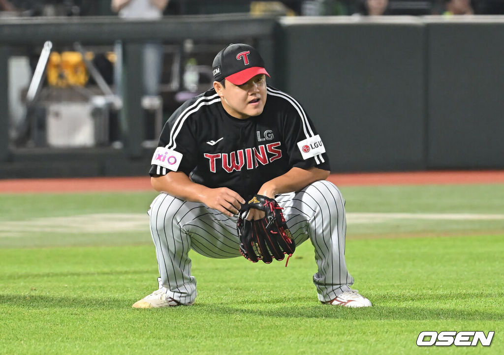 3일 부산 사직야구장에서 2025 신한 SOL 뱅크 KBO 리그 롯데 자이언츠와 LG 트윈스의 경기가 열렸다. 홈팀 롯데는 이민석이, 방문팀 LG는 손주영이 선발 출전했다.LG 트윈스 장현식이 8회말 1사 1,2루 롯데 자이언츠 김민성에게 보내기 번트를 허용하고 아쉬워하고 있다. 2025.07.03 / foto0307@osen.co.kr