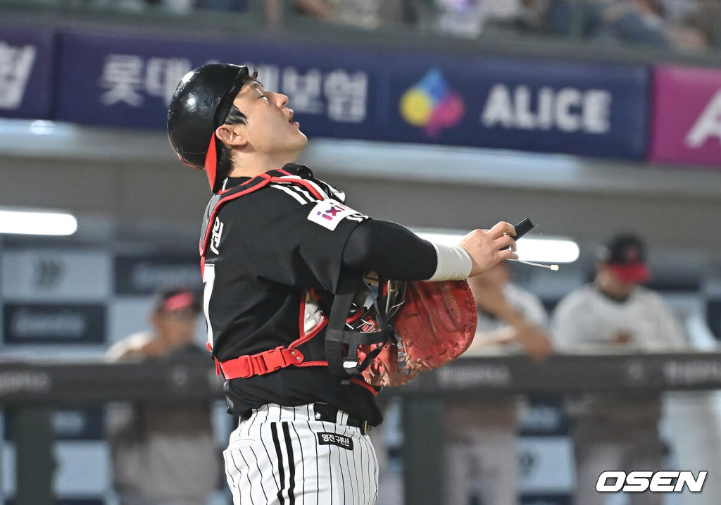 3일 부산 사직야구장에서 2025 신한 SOL 뱅크 KBO 리그 롯데 자이언츠와 LG 트윈스의 경기가 열렸다. 홈팀 롯데는 이민석이, 방문팀 LG는 손주영이 선발 출전했다.LG 트윈스 박동원이 8회초 무사 1루 롯데 자이언츠 박승욱의 보내기 번트를 잡아 2루에 던졌으나 송구 실책을 하고 아쉬워하고 있다. 2025.07.03 / foto0307@osen.co.kr