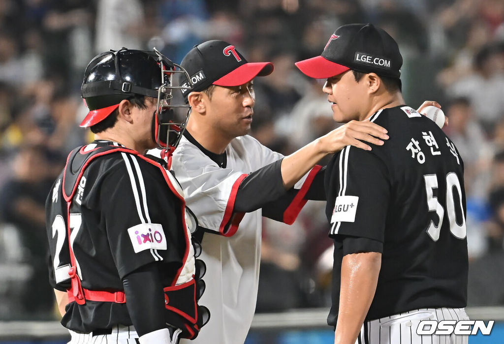 1일 부산 사직야구장에서 2025 신한 SOL 뱅크 KBO 리그 롯데 자이언츠와 LG 트윈스의 경기가 열렸다. 홈팀 롯데는 데이비슨이, 방문팀 LG는 에르난데스가 선발 출전했다.LG 트윈스 장현식이 8회말 2사 2루 롯데 자이언츠 레이예스에게 1타점 적시 2루타를 맞고 교체되고 있다. 2025.07.01 / foto0307@osen.co.kr