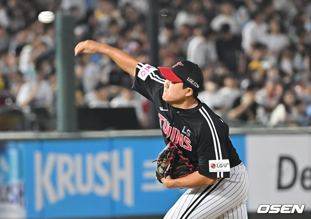 3일 부산 사직야구장에서 2025 신한 SOL 뱅크 KBO 리그 롯데 자이언츠와 LG 트윈스의 경기가 열렸다. 홈팀 롯데는 이민석이, 방문팀 LG는 손주영이 선발 출전했다.LG 트윈스 장현식이 역투하고 있다. 2025.07.03 / foto0307@osen.co.kr