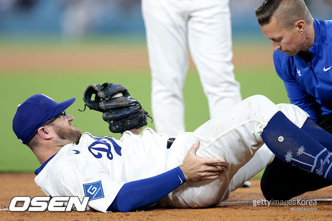 [사진] LA 다저스 맥스 먼시가 무릎 부상을 당한 뒤 고통스러워하고 있다. ⓒGettyimages(무단전재 및 재배포 금지)