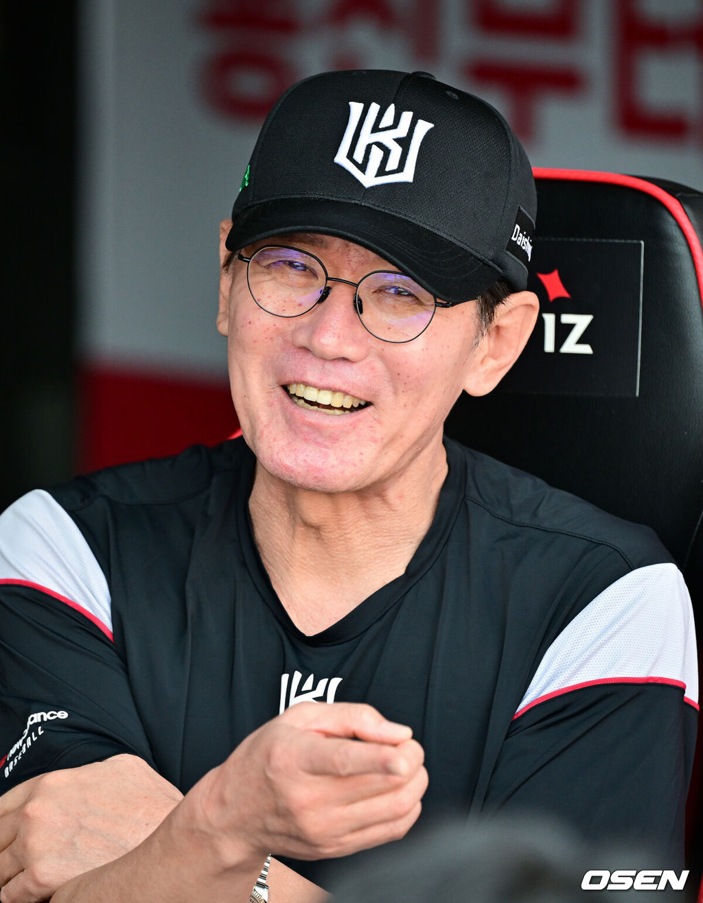 28일 오후 수원 KT위즈파크에서 열린 ‘2025 신한 SOL BANK KBO리그’ KT 위즈와 두산 베어스의 경기가 진행됐다.이날 경기에는 KT는 쿠에바스를, 두산을 최민석을 선발투수로 내세웠다.경기 앞두고 KT 이강철 감독이 미소 짓고 있다.  2025.05.28 / soul1014@osen.co.kr