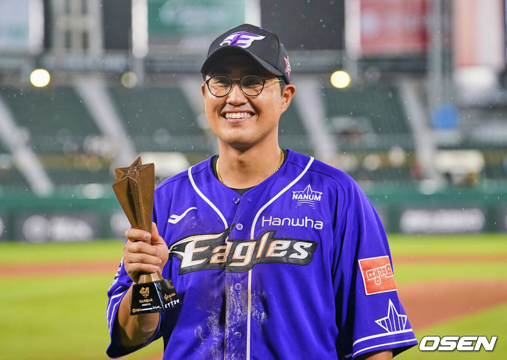 15일 부산 사직구장에서 2023 신한은행 SOL KBO 올스타전 드림과 나눔의 경기가 열렸다. MVP를 수상한 나눔 올스타 채은성이 트로피를 들고 포즈를 취하고 있다. 2023.07.15 / foto0307@osen.co.kr