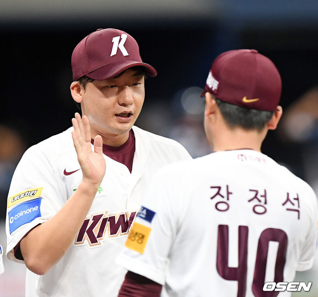 16일 오후 서울 고척스카이돔에서 ‘2019 신한은행 MY CAR KBO리그' 키움 히어로즈와 NC 다이노스의 경기가 열렸다. 이 날 경기에서 키움은 6-4로 승리하며 이틀 연속 NC를 제압했다. 2위 키움은 3연승을 달리며 시즌 69승(46패) 째를 챙겼다. NC는 3연패. 시즌전적은 54승 56패를 기록했다.경기를 마치고 키움 오주원이 장정석 감독과 하이파이브를 하고 있다./rumi@osen.co.kr