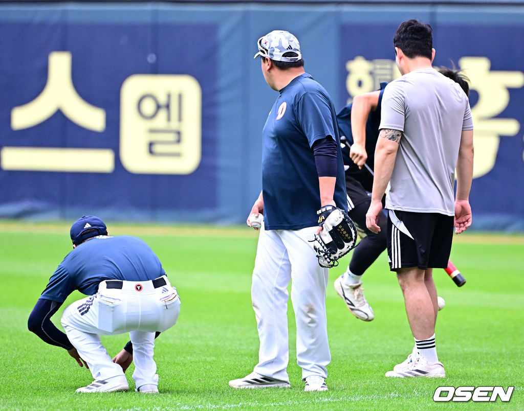 두산 김민석이 점프를 하며 피해 보려 했지만 발 부위를 맞고