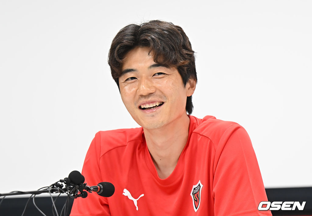 4일 포항 스틸러스 송라클럽하우스에서 기성용 입단 미디어데이가 열렸다. FC서울을 떠나 포항스틸러스로 이적한 기성용은 2006년 프로 데뷔 이후 처음으로 국내 구단 이적을 결정했다.기성용이 기자들의 질문에 답하고 있다. 2025.07.04 / foto0307@osen.co.kr