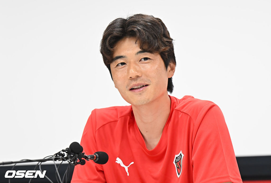 4일 포항 스틸러스 송라클럽하우스에서 기성용 입단 미디어데이가 열렸다.  FC서울을 떠나 포항스틸러스로 이적한 기성용은 2006년 프로 데뷔 이후 처음으로 국내 구단 이적을 결정했다.기성용이 기자들의 질문에 답하고 있다. 2025.07.04 / foto0307@osen.co.kr
