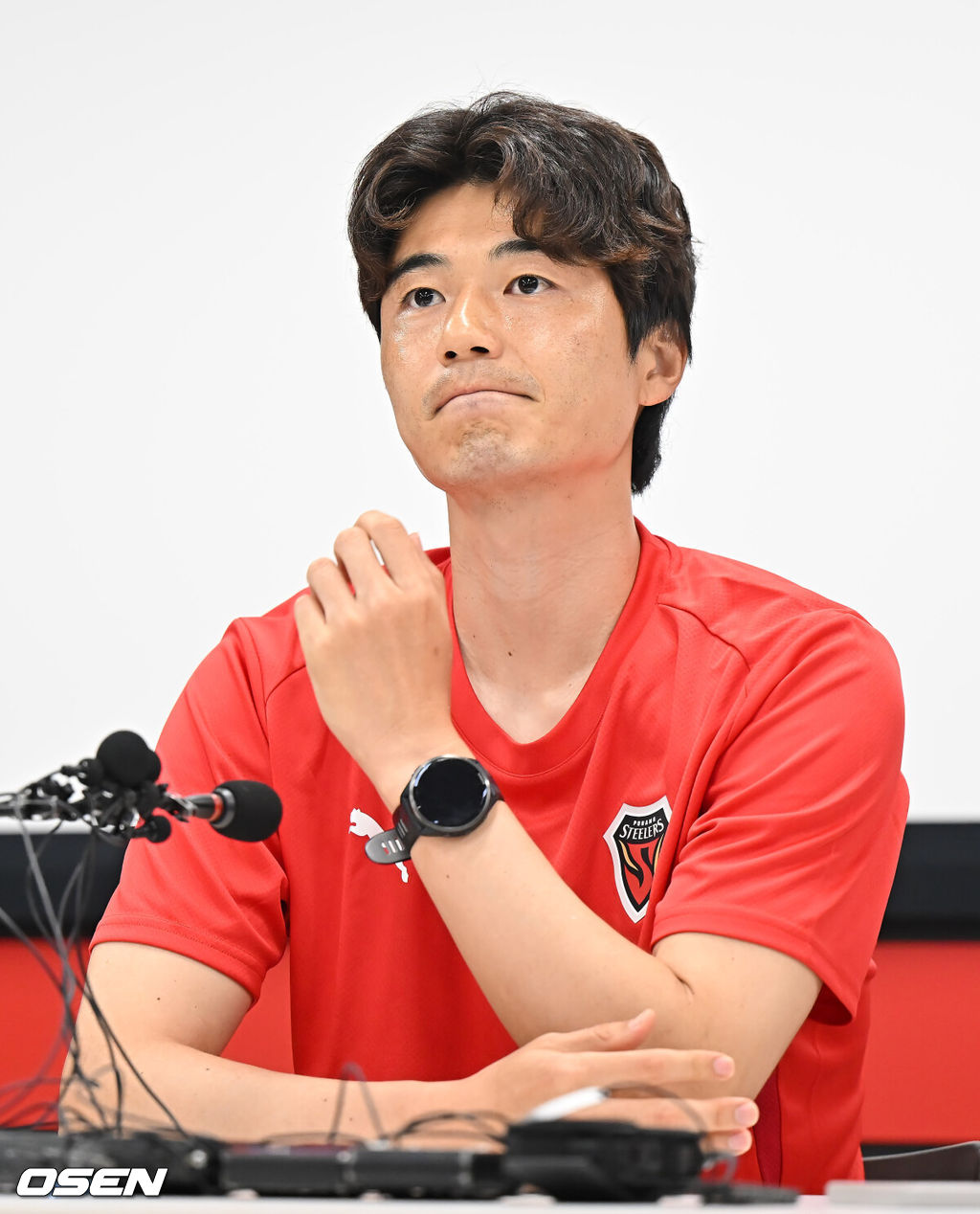4일 포항 스틸러스 송라클럽하우스에서 기성용 입단 미디어데이가 열렸다. FC서울을 떠나 포항스틸러스로 이적한 기성용은 2006년 프로 데뷔 이후 처음으로 국내 구단 이적을 결정했다.기성용이 기자들의 질문에 답하고 있다. 2025.07.04 / foto0307@osen.co.kr