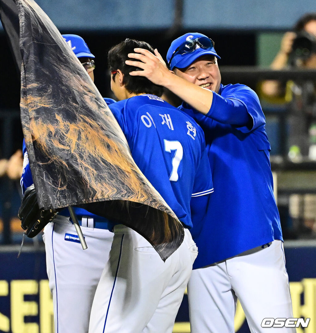 삼성이 마무리 김택연이 인후통에 걸려 휴식한 두산을 상대로 9회 짜릿한 역전 드라마를 썼다. 프로야구 삼성 라이온즈는 3일 서울 잠실구장에서 열린 2025 신한 SOL뱅크 KBO리그 두산 베어스와의 시즌 12차전에서 6-4 대역전승을 거뒀다.삼성은 전날 패배를 설욕하며 주중 3연전을 위닝시리즈로 장식했다. 시즌 41승 1무 40패. 반면 연승에 실패한 두산은 32승 3무 47패가 됐다. 경기를 마치고 삼성 박진만 감독이 이재현과 승리를 기뻐하고 있다. 2025.07.03 /jpnews@osen.co.kr