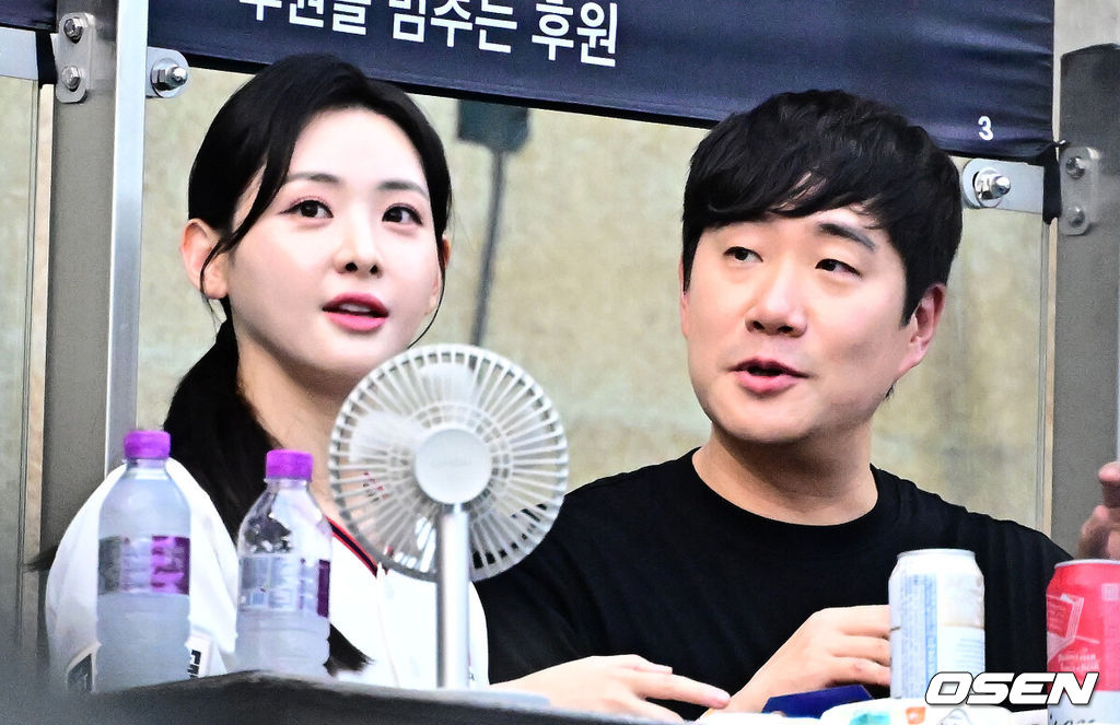 3일 오후 서울 잠실구장에서 ‘2025 신한 SOL Bank KBO리그’ 두산 베어스와 삼성 라이온즈의 경기가 열렸다.두산은 곽빈, 삼성은 최원태가 선발로 나섰다.시구자를 나선 배성재 아나운서가 아내 김다영 아나운서와 경기를 관전하고 있다. 2025.07.03 /jpnews@osen.co.kr