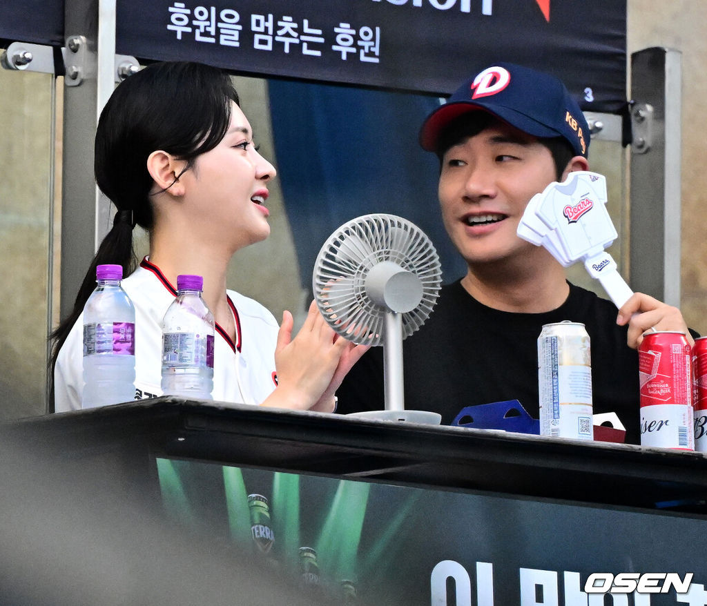 3일 오후 서울 잠실구장에서 ‘2025 신한 SOL Bank KBO리그’ 두산 베어스와 삼성 라이온즈의 경기가 열렸다.두산은 곽빈, 삼성은 최원태가 선발로 나섰다.김다영, 배성재 아나운서 부부가 경기를 관전하고 있다. 2025.07.03 /jpnews@osen.co.kr