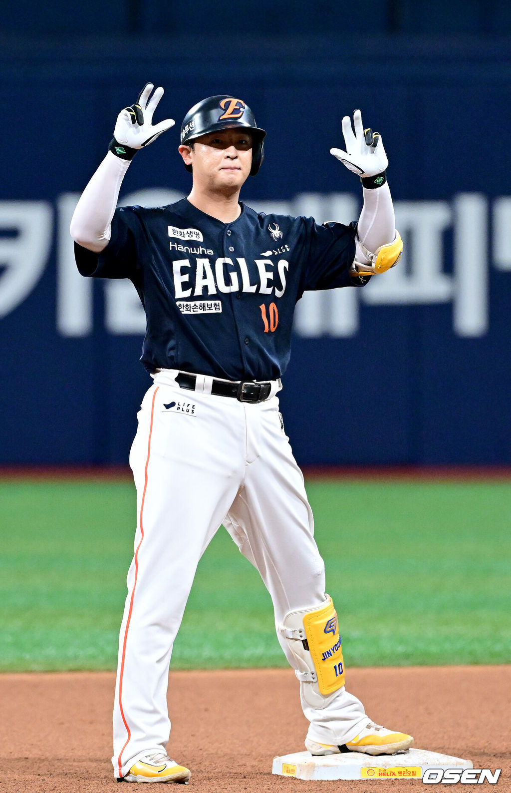 4일 서울 고척스카이돔에서 ‘2025 신한 SOL Bank KBO리그’ 키움 히어로즈와 한화 이글스의 경기가 열렸다.홈팀 키움은 라울 알칸타라, 방문팀 한화는 코디 폰세를 선발로 내세웠다.4회초 2사 1루 상황 한화 이진영이 2루타를 날리고 2루에 안착해 기뻐하고 있다. 2025.07.04 / dreamer@osen.co.kr