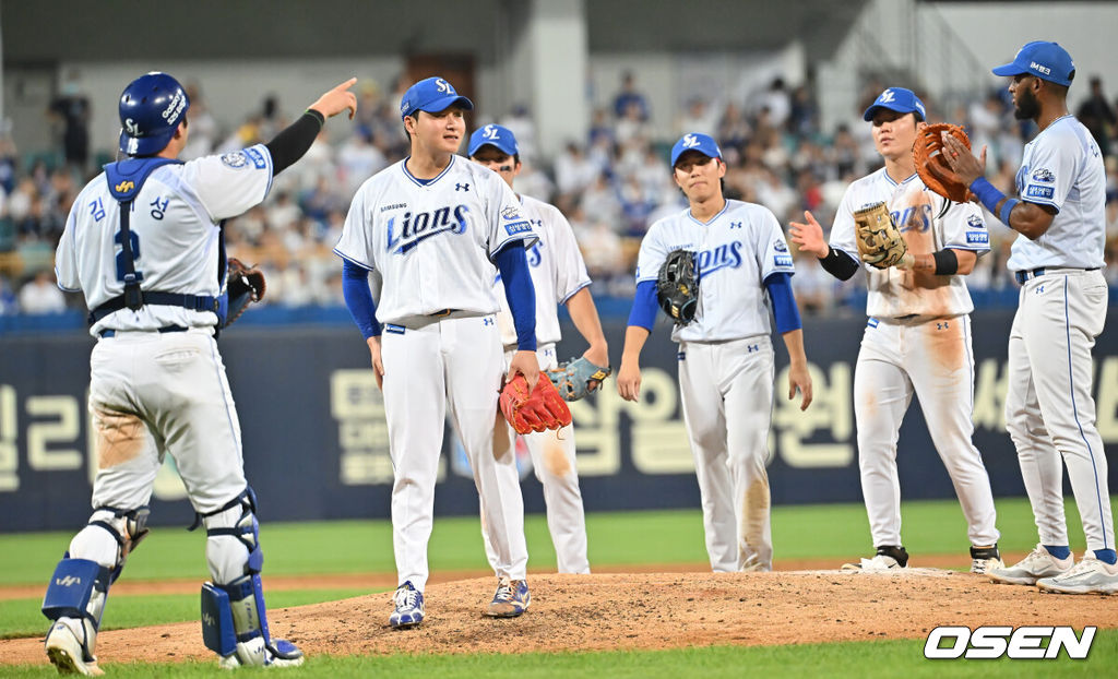 4일 대구삼성라이온즈파크에서 2025 신한 SOL 뱅크 KBO 리그 삼성 라이온즈와 LG 트윈스의 경기가 열렸다. 홈팀 삼성은 이승현이, 방문팀 LG는 송승기가 선발 출전했다. 삼성 라이온즈 선발 투수 이승현이 9회초 1사 LG 트윈스 신민재에게 솔로 홈런을 맞고 노히트 노런 기록이 깨진 후 교체를 기다리며 동료들의 박수를 받고 있다. 2025.07.04 / foto0307@osen.co.kr