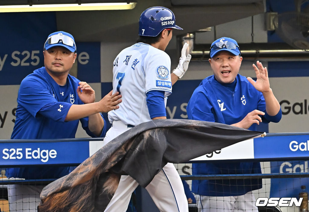 4일 대구삼성라이온즈파크에서 2025 신한 SOL 뱅크 KBO 리그 삼성 라이온즈와 LG 트윈스의 경기가 열렸다. 홈팀 삼성은 이승현이, 방문팀 LG는 송승기가 선발 출전했다. 삼성 라이온즈 이재현이 2회말 1사 좌월 솔로 홈런을 치고 박진만 감독과 하이파이브를 하고 있다. 2025.07.04 / foto0307@osen.co.kr