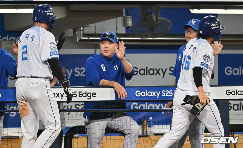4일 대구삼성라이온즈파크에서 2025 신한 SOL 뱅크 KBO 리그 삼성 라이온즈와 LG 트윈스의 경기가 열렸다. 홈팀 삼성은 이승현이, 방문팀 LG는 송승기가 선발 출전했다. 삼성 라이온즈 류지혁과 김재성이 6회말 2사 1,2루 김지찬의 2타점 좌익수 앞 2루타때 득점을 올리고 하이파이브를 하고 있다. 2025.07.04 / foto0307@osen.co.kr