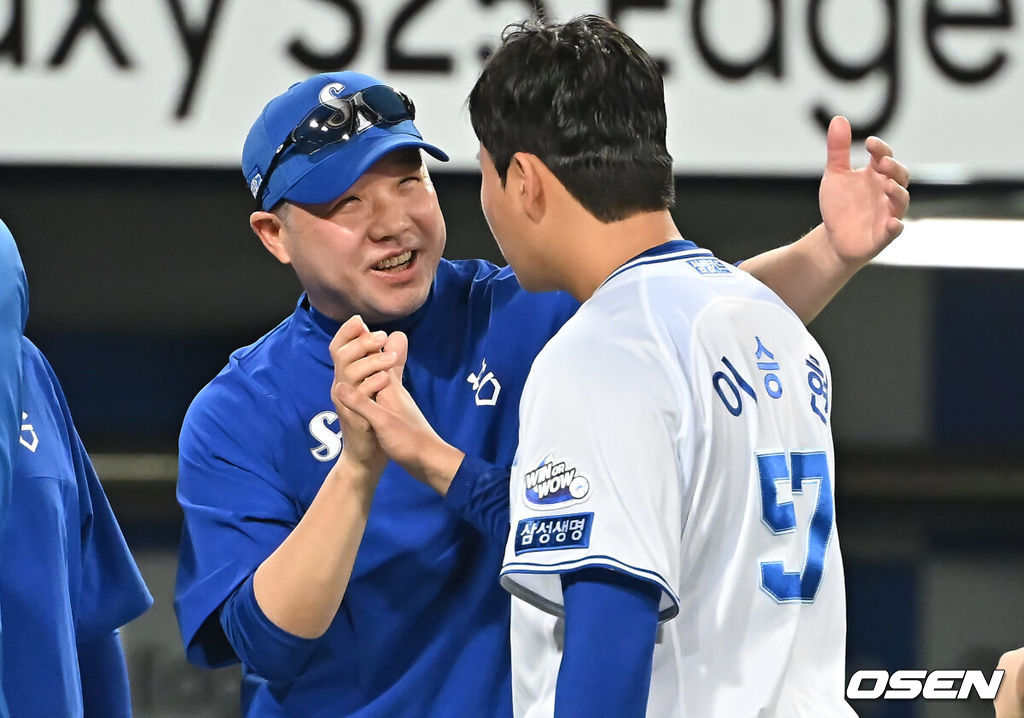 4일 대구삼성라이온즈파크에서 2025 신한 SOL 뱅크 KBO 리그 삼성 라이온즈와 LG 트윈스의 경기가 열렸다. 홈팀 삼성은 이승현이, 방문팀 LG는 송승기가 선발 출전했다. 삼성 라이온즈 박진만 감독이 LG 트윈스에 4-1로 승리한 후 이승현과 하이파이브를 하고 있다. 2025.07.04 / foto0307@osen.co.kr