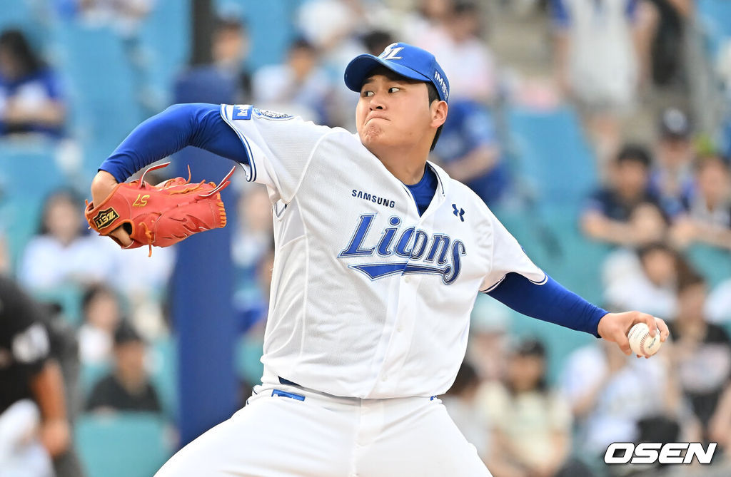4일 대구삼성라이온즈파크에서 2025 신한 SOL 뱅크 KBO 리그 삼성 라이온즈와 LG 트윈스의 경기가 열렸다. 홈팀 삼성은 이승현이, 방문팀 LG는 송승기가 선발 출전했다. 삼성 라이온즈 선발 투수 이승현이 역투하고 있다. 2025.07.04 / foto0307@osen.co.kr