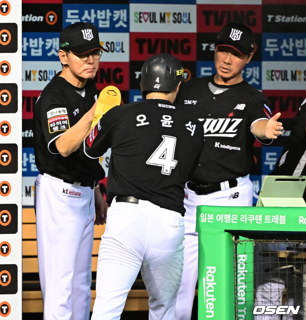 4일 오후 서울 잠실구장에서 ‘2025 신한 SOL Bank KBO리그’ 두산 베어스와 KT 위즈의 경기가 열렸다.두산은 잭로그, KT는 오원석이 선발로 나섰다.4회초 1사 2루에서 KT 오윤석이 강현우의 1타점 중전 적시타에 득점에 성공하며 이강철 감독과 기뻐하고 있다. 2025.07.04 /jpnews@osen.co.kr