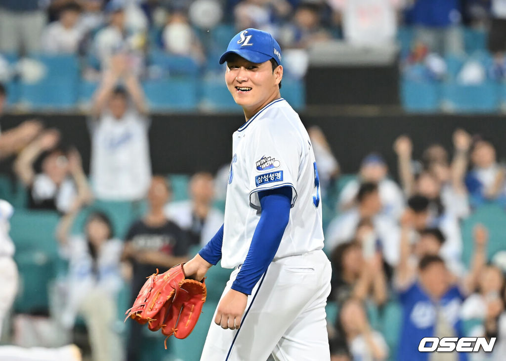 4일 대구삼성라이온즈파크에서 2025 신한 SOL 뱅크 KBO 리그 삼성 라이온즈와 LG 트윈스의 경기가 열렸다. 홈팀 삼성은 이승현이, 방문팀 LG는 송승기가 선발 출전했다. 삼성 라이온즈 이승현이 8회초 1사 1루 LG 트윈스 김주성을 1루수 직선타로 병살로 잡고 미소 짓고 있다. 2025.07.04 / foto0307@osen.co.kr