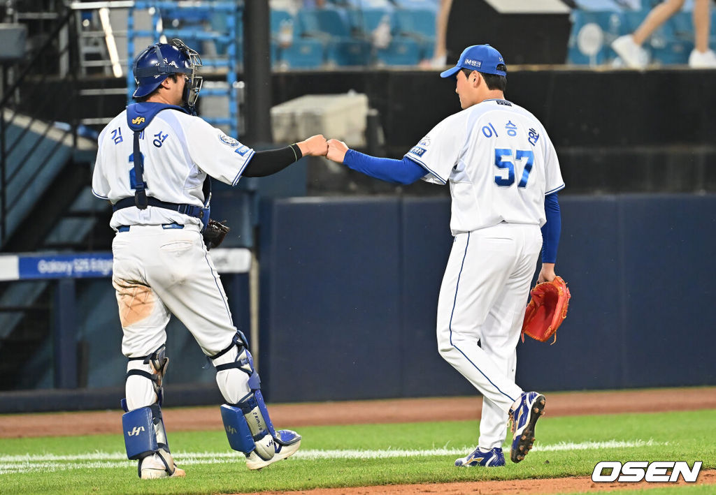 4일 대구삼성라이온즈파크에서 2025 신한 SOL 뱅크 KBO 리그 삼성 라이온즈와 LG 트윈스의 경기가 열렸다. 홈팀 삼성은 이승현이, 방문팀 LG는 송승기가 선발 출전했다. 삼성 라이온즈 이승현이 8회초 1사 1루 LG 트윈스 김주성을 1루수 직선타로 병살로 잡고 김재성과 하이파이브를 하고 있다. 2025.07.04 / foto0307@osen.co.kr