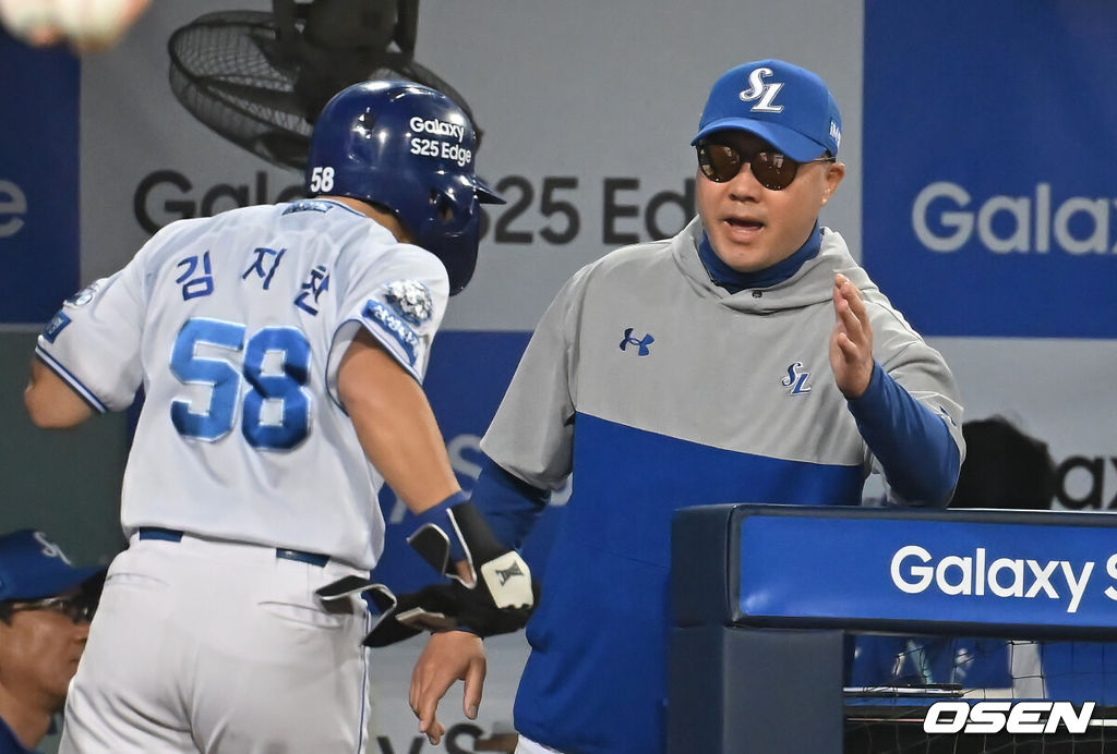 29일 대구삼성라이온즈파크에서 2025 신한 SOL 뱅크 KBO 리그 삼성 라이온즈와 롯데 자이언츠의 경기가 열렸다. 홈팀 삼성은 최원태가, 방문팀 롯데는 박세웅이 선발 출전했다. 삼성 라이온즈 박진만 감독이 6회말 1사 1,2루 구자욱의 중견수 왼쪽 1타점 안타때 득점을 올린 김지찬을 반기고 있다. 2025.05.29 / foto0307@osen.co.kr