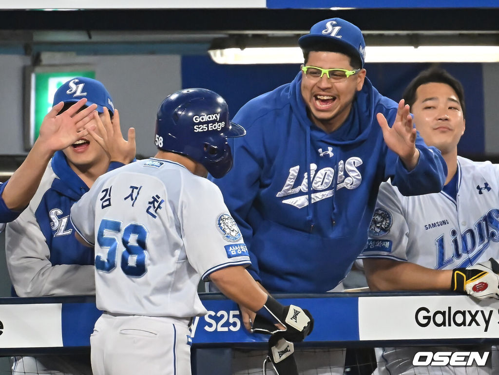 29일 대구삼성라이온즈파크에서 2025 신한 SOL 뱅크 KBO 리그 삼성 라이온즈와 롯데 자이언츠의 경기가 열렸다. 홈팀 삼성은 최원태가, 방문팀 롯데는 박세웅이 선발 출전했다. 삼성 라이온즈 김지찬이 6회말 1사 1,2루 구자욱의 중견수 왼쪽 1타점 안타때 득점을 올리고 후라도와 하이파이브를 하고 있다. 2025.05.29 / foto0307@osen.co.kr