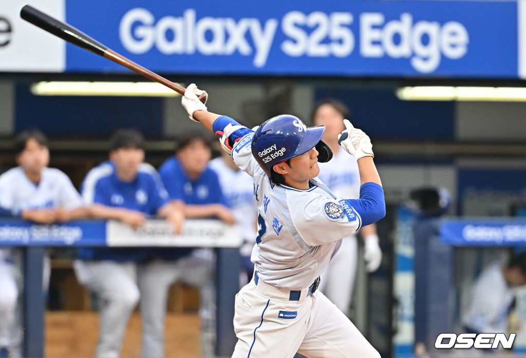 4일 대구삼성라이온즈파크에서 2025 신한 SOL 뱅크 KBO 리그 삼성 라이온즈와 LG 트윈스의 경기가 열렸다. 홈팀 삼성은 이승현이, 방문팀 LG는 송승기가 선발 출전했다. 삼성 라이온즈 이재현이 힘찬 타격을 하고 있다. 2025.07.04 / foto0307@osen.co.kr