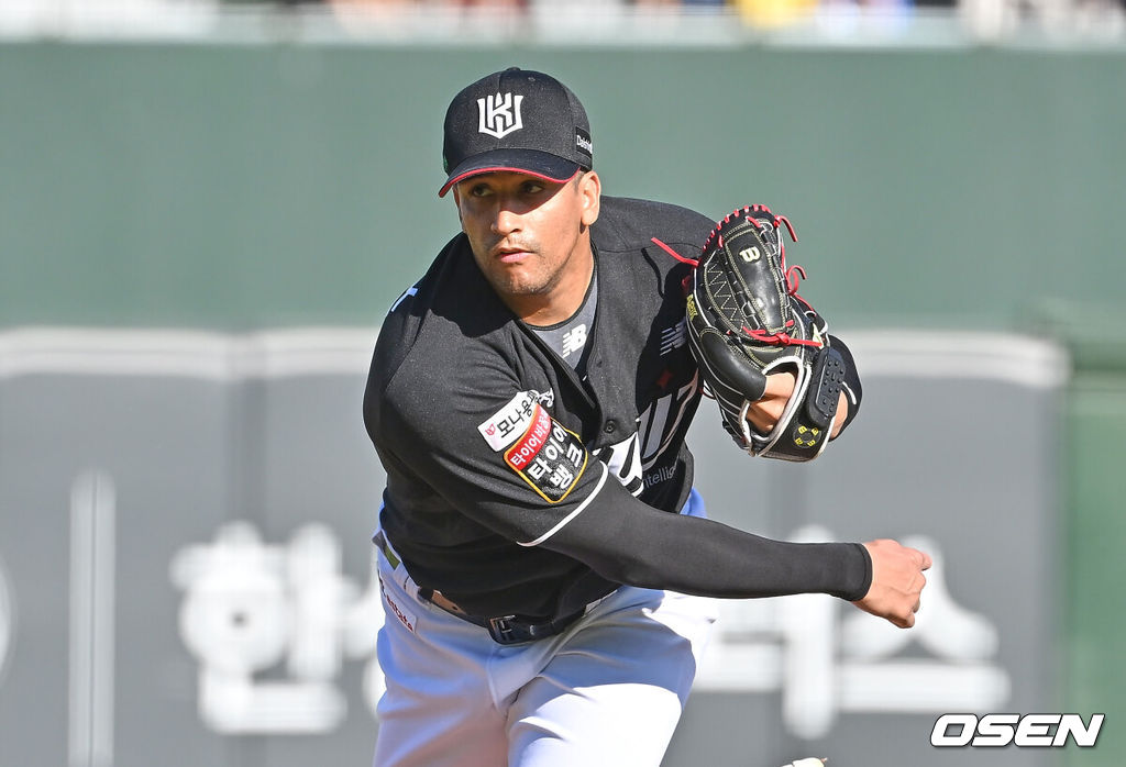 29일 부산 사직야구장에서 2025 신한 SOL 뱅크 KBO 리그 롯데 자이언츠와 KT 위즈의 경기가 열렸다. 홈팀 롯데는 박세웅이, 방문팀 KT는 쿠에바스가 선발 출전했다.KT 위즈 선발 투수 쿠에바스가 역투하고 있다. 2025.06.29 /