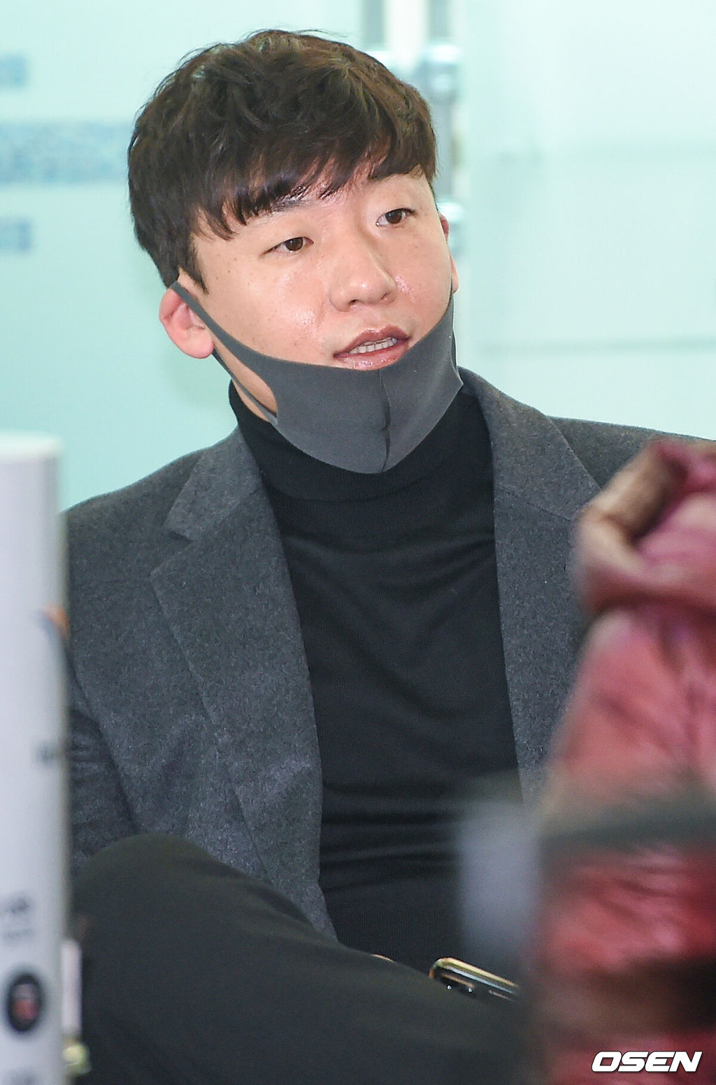 키움 히어로즈 박병호와 오주원, 이지영, 박정음이 30일 전지훈련을 위해 인천국제공항을 통해 대만 가오슝으로 출국했다.오주원이 출국시간을 기다리고 있다./ soul1014@osen.co.kr