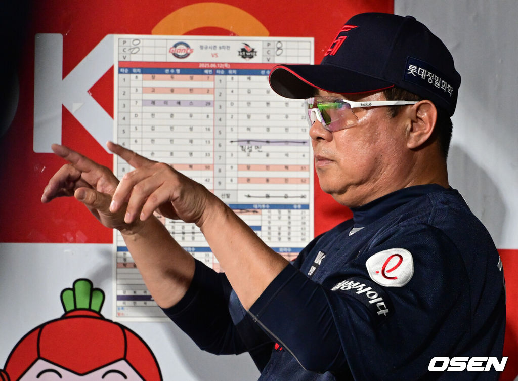 12일 오후 수원 KT위즈파크에서 ‘2025 신한 SOL Bank KBO리그’ KT 위즈와 롯데 자이언츠의 경기가 열렸다.이날 홈팀 KT의 선발투수는 소형준, 방문팀 롯데는 김진욱이 나선다.7회초 무사 1루 롯데 전민재가 손호영의 투수 앞 땅볼에 포스아웃 당했다. 김태형 감독이 비디오 판독을 요청하고 있다. 결과는 원심 유지.  2025.06.12 /cej@osen.co.kr