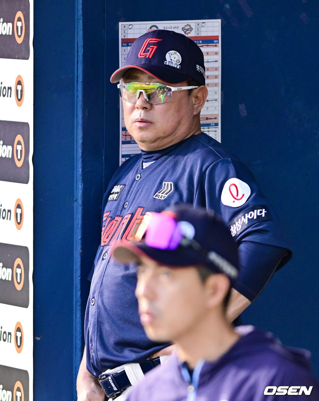 7일 오후 서울 잠실구장에서 ‘2025 신한 SOL BANK KBO리그’ 두산 베어스와 롯데 자이언츠의 경기가 진행됐다.이날 두산은 최승용을 롯데는 이민석을 선발투수로 내세웠다.9회초 롯데 김태형 감독이 경기를 지켜보고 있다. 2025.06.07 / soul1014@osen.co.kr