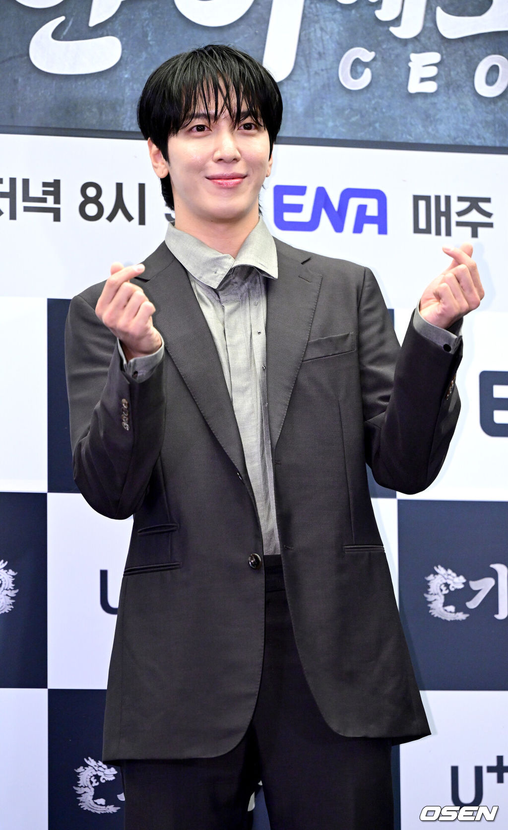 5일 오후 서울 상암동 스탠포드호텔에서 ENA X LG유플러스 예능 프로그램 ‘기안이쎄오’ 제작발표회가 열렸다.‘기안이쎄오’는 동병상련 CEO들을 위한 해결사가 된 기안84의 CEO 구출일지를 그리는 오피스 예능 프로그램이다.가수 정용화가 포토타임을 하고 있다. 2024.12.05 / dreamer@osen.co.kr