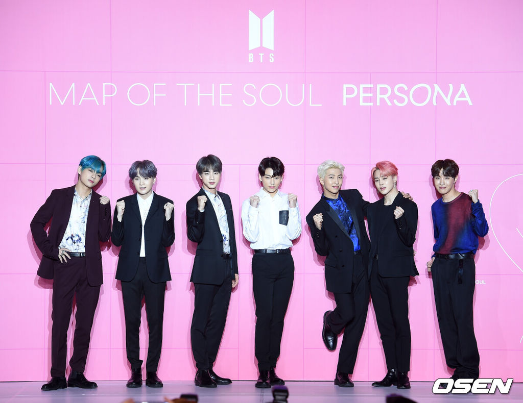 17일 오전 서울 동대문디자인플라자에서 그룹 방탄소년단(BTS) 앨범 ‘MAP OF THE SOUL : PERSONA’ 발매 기념 글로벌 기자간담회가 진행됐다.방탄소년단의 새 앨범 ‘MAP OF THE SOUL : PERSONA’는 방탄소년단의 새로운 연작인 ‘MAP OF THE SOUL’의 포문을 여는 첫 앨범이다. 지금의 위치에 오를 수 있게 해준 전 세계 팬들에게 전하고 싶은 솔직한 이야기를 담았다.지난 12일 컴백한 방탄소년단(BTS)은 일본과 영국에 이어 일본 오리콘 차트에서도 1위를 차지했다. 일본 오리콘은 오늘(17일) “BTS의 새 앨범 ‘맵 오브 더 솔: 페르소나’(MAP OF THE SOUL:PERSONA)가 일본에서 판매 첫 주(4월 22일자) 디지털 앨범 랭킹 1위에 올랐다”고 밝혔다. 방탄소년단이 포즈를 취하고 있다. /jpnews@osen.co.kr