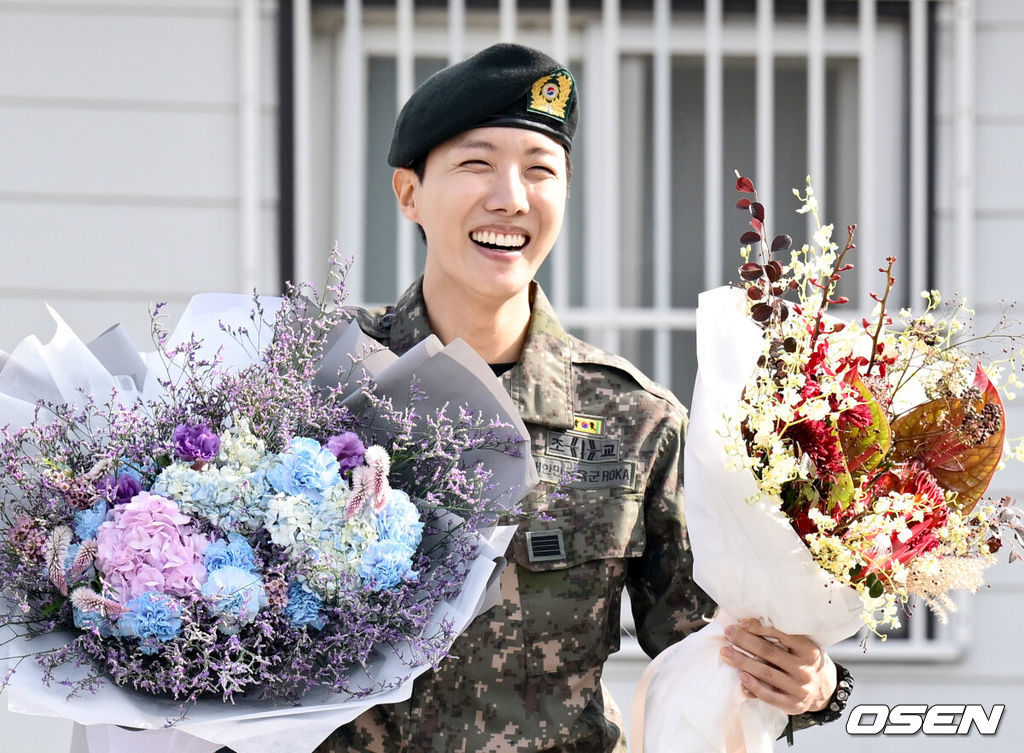 방탄소년단(BTS) 제이홉이 17일 오전 강원도 원주 육군 제36보병사단에서 군 복무를 마치고 만기 전역했다.지난해 4월 입대한 제이홉은 강원도 원주 육군 제36보병사단 백호 신병교육대대에서 조교로 복무했다.BTS 제이홉이 미소를 짓고 있다. 2024.10.17 /cej@osen.co.kr